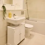 Four Bedroom House By Brookland Serviced Short Lets With Free Wifi 아파트