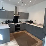 Four Bedroom House By Brookland Serviced Short Lets With Free Wifi * Бристоль