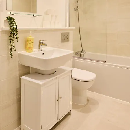 Four Bedroom House By Brookland Serviced Short Lets With Free Wifi דירה