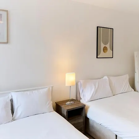 Four Bedroom House By Brookland Serviced Short Lets With Free Wifi アパート ブリストル