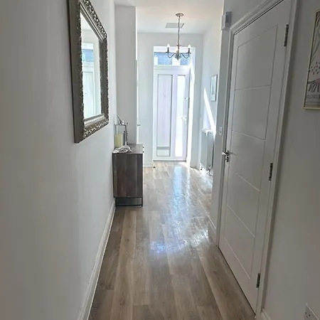 Four Bedroom House By Brookland Serviced Short Lets With Free Wifi Daire Bristol