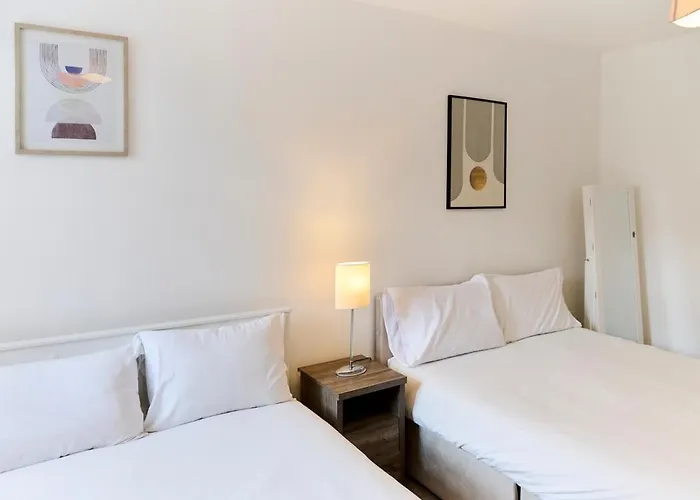 Four Bedroom House By Brookland Serviced Short Lets With Free Wifi アパート ブリストル