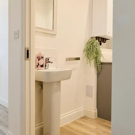 Four Bedroom House By Brookland Serviced Short Lets With Free Wifi Apartament *